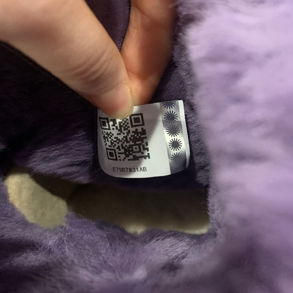 New Ugg Bailey Button Purple Velvet Kids Size 4 - Picture 9 of 10